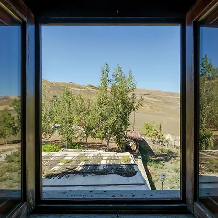 Vakantiehuis Rustic Sicilian Retreat With *