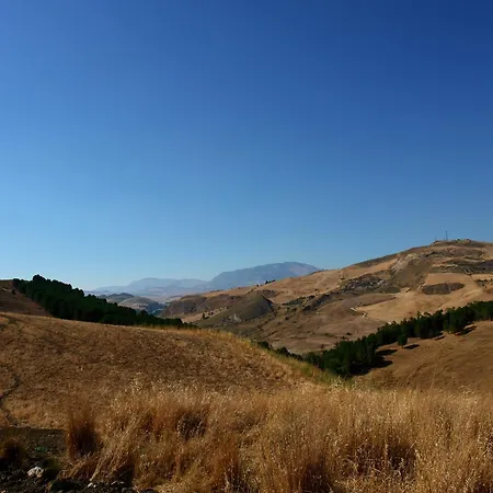 Nyaraló Rustic Sicilian Retreat With *